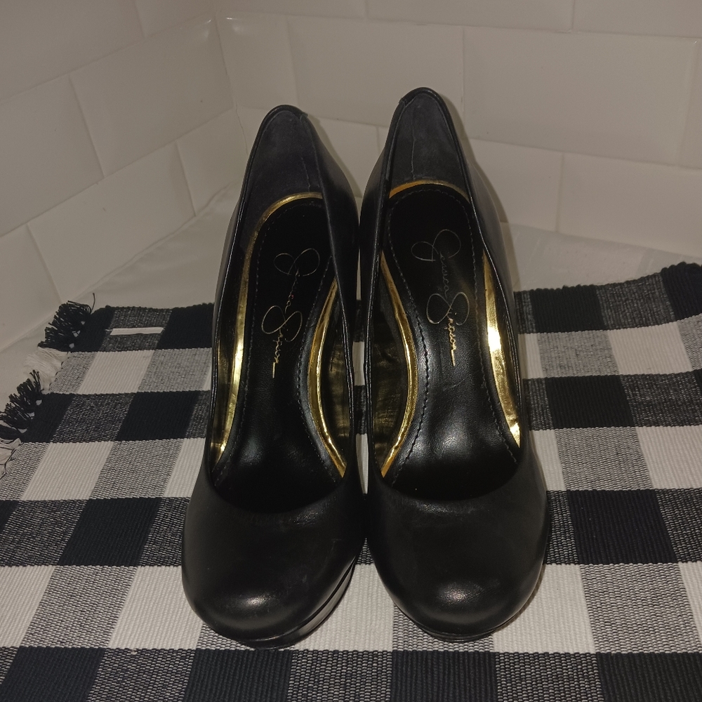 Jessica Simpson Black Round toe Stilletos.  Size 7B (37)